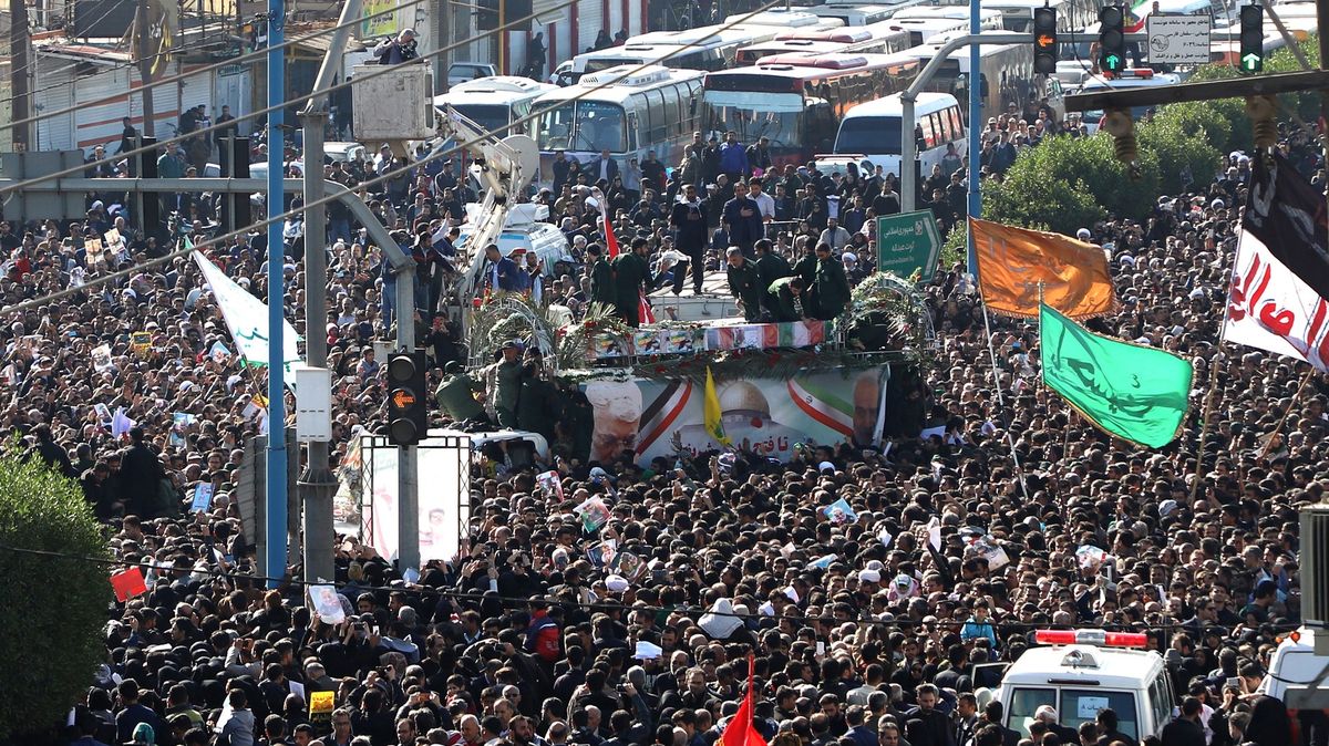 Desítky tisíc Íránců truchlí za zabitého generála Solejmáního